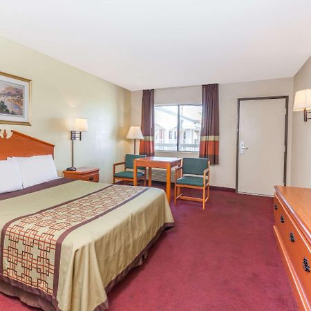 Super 8 By Wyndham Bakersfield/Central Exterior foto